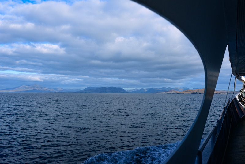 Die Twelve Bens vor uns unter dichter Wolkendeke